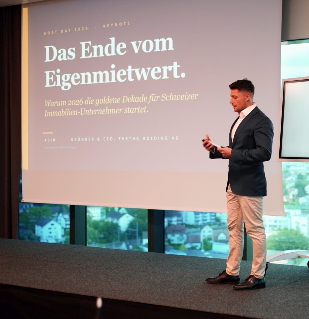 Adin Ikanovic bei seiner Keynote über Schweizer Immobilien