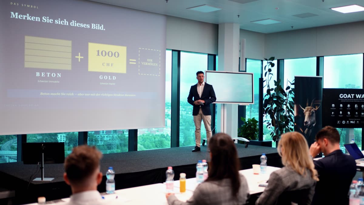 Adin Ikanovic auf der Bühne mit einer Präsentation