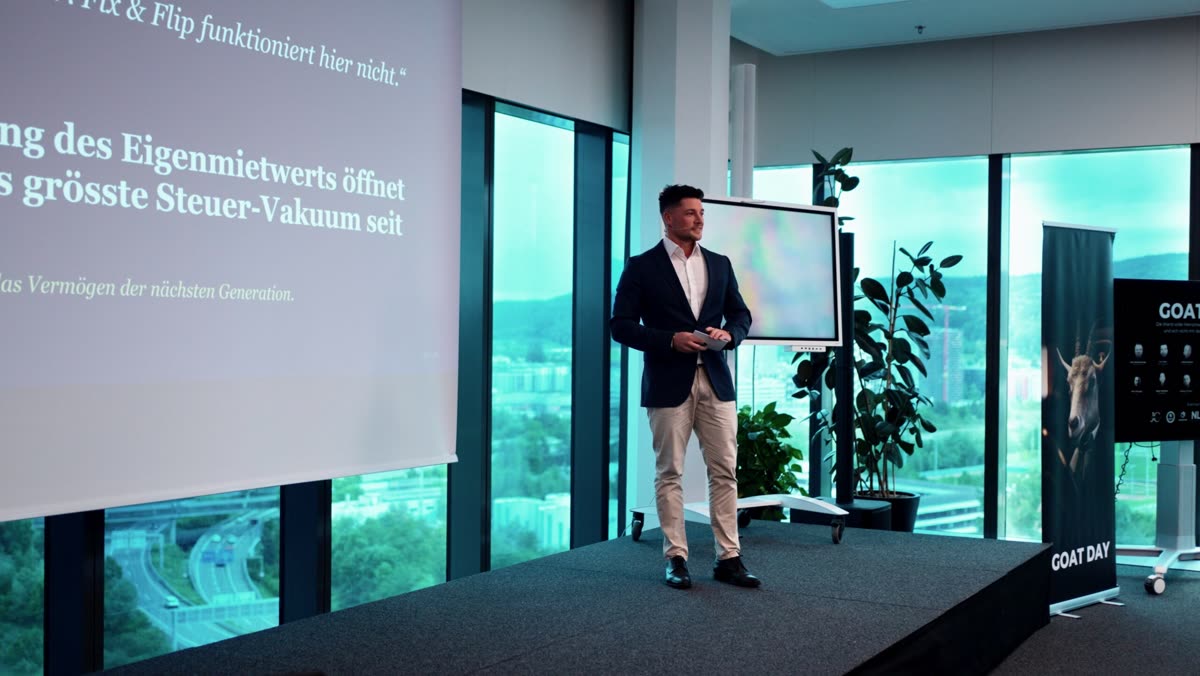 Adin Ikanovic spricht vor einem Immobilien- und Unternehmerpublikum